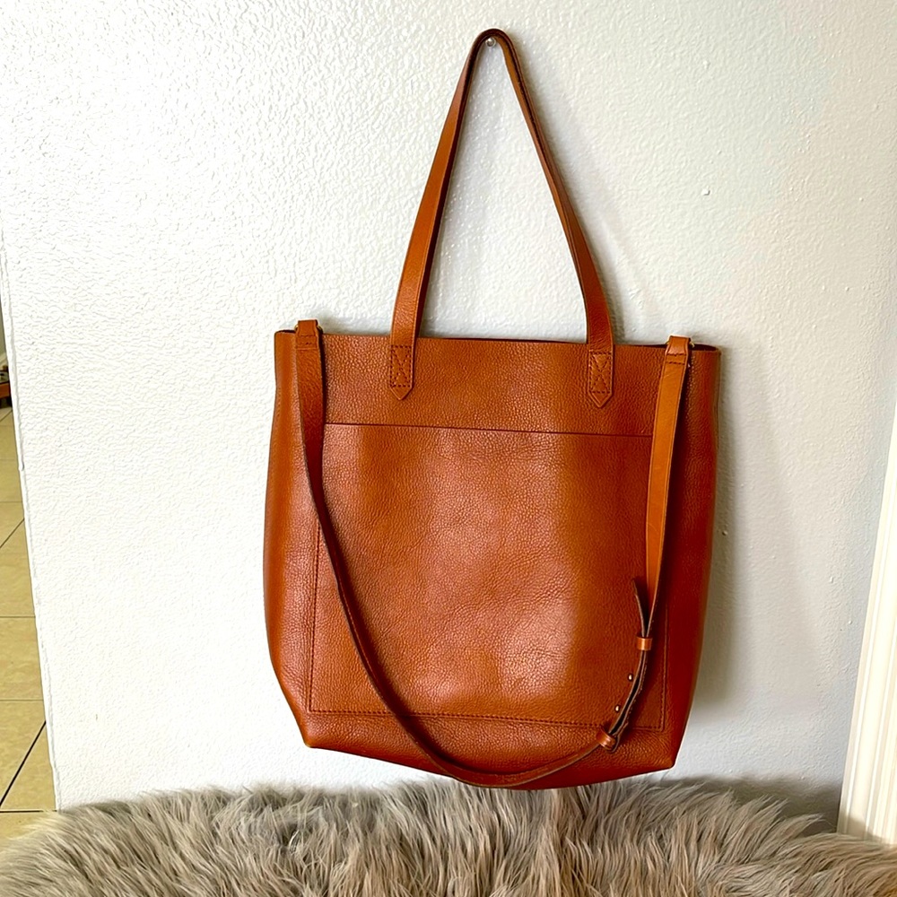 Madewell medium tote small scuff mark on the bottom please see photos..